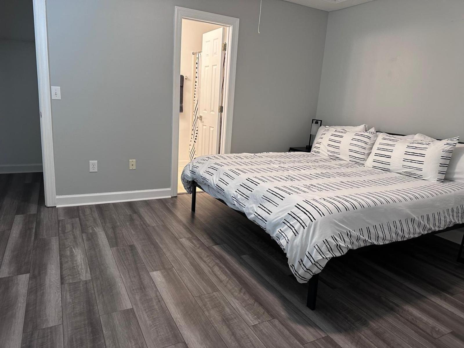 Simple Elegant Townhouse Dt Raleigh Ncsuアパートメント エクステリア 写真